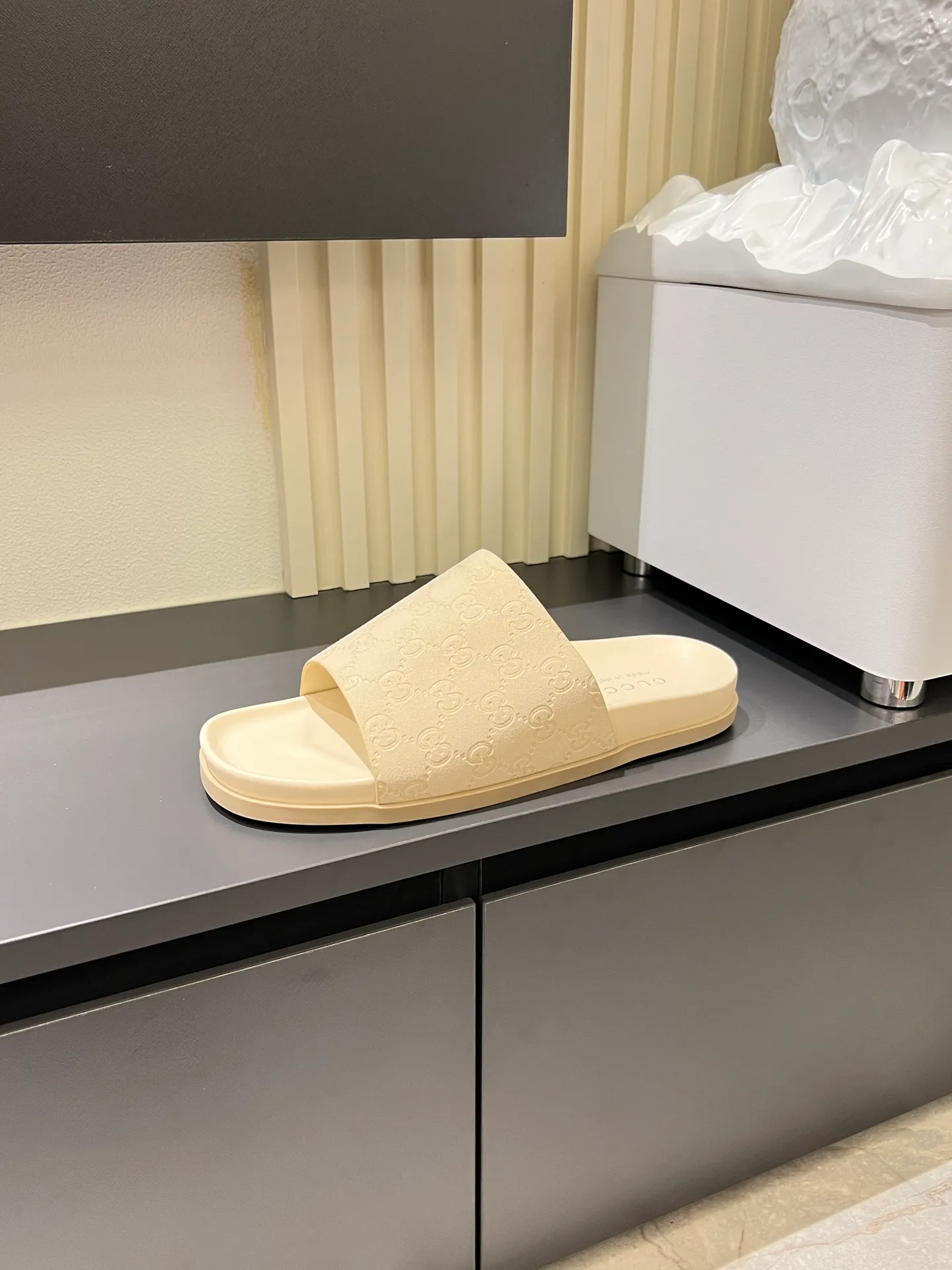 Men's Men's Shoes 💰p320 "GUCC＊" These slippers are made of GG polyester and feature a Gucci label on the front, adding a bold logo feel to the style. "Gucci Made in Italy" stamped label Rubber sole. Size 38-44